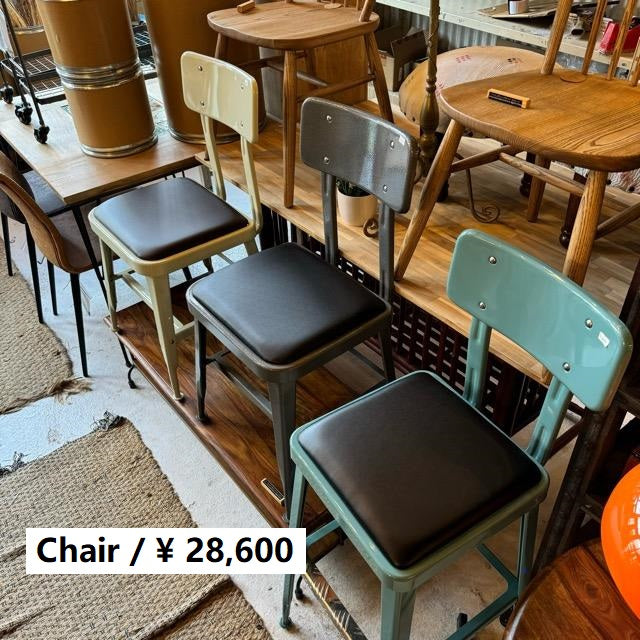 タカラベルモント白いリクライニングチェアと黒いスツールセット