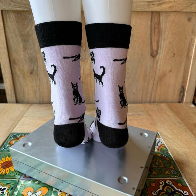 TOPANGA SOCKS Lady's　黒猫のさんぽソックス　ピンク　靴下　レディース　クルーソックス　クロネコ　ネコ　スニーカー　ファッション　ペット　さんぽ　