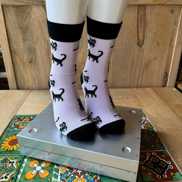 TOPANGA SOCKS Lady's　黒猫のさんぽソックス　ピンク　靴下　レディース　クルーソックス　クロネコ　ネコ　スニーカー　ファッション　ペット　さんぽ　