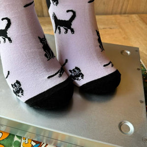 TOPANGA SOCKS Lady's　黒猫のさんぽソックス　ピンク　靴下　レディース　クルーソックス　クロネコ　ネコ　スニーカー　ファッション　ペット　さんぽ　