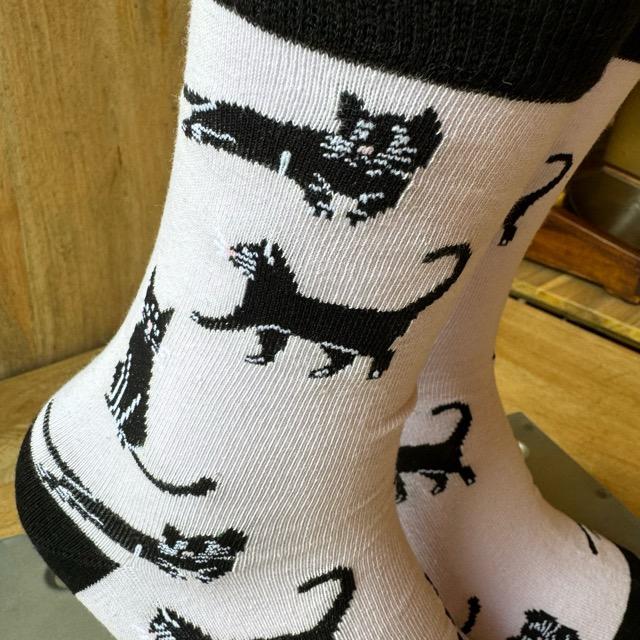 TOPANGA SOCKS Lady's　黒猫のさんぽソックス　ピンク　靴下　レディース　クルーソックス　クロネコ　ネコ　スニーカー　ファッション　ペット　さんぽ　