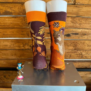 TOPANGA SOCKS Lady's　アシンメトリーリスと秋ソックス　靴下　レディース　クルーソックス　ブラウン　オレンジ　リス　秋　落ち葉　どんぐり　イチョウ