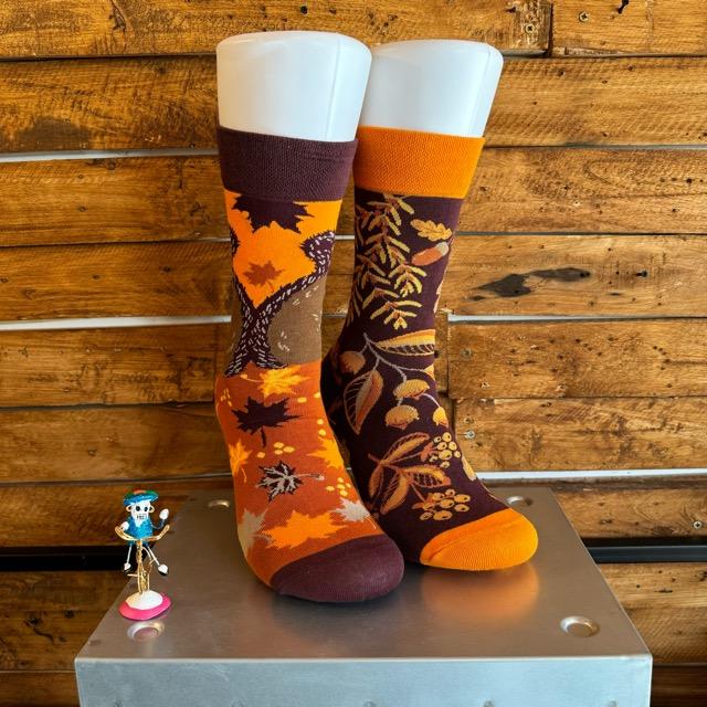 TOPANGA SOCKS Lady's　アシンメトリーリスと秋ソックス　靴下　レディース　クルーソックス　ブラウン　オレンジ　リス　秋　落ち葉　どんぐり　イチョウ