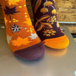 TOPANGA SOCKS Lady's　アシンメトリーリスと秋ソックス　靴下　レディース　クルーソックス　ブラウン　オレンジ　リス　秋　落ち葉　どんぐり　イチョウ