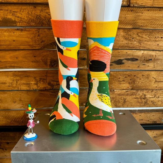 TOPANGA SOCKS Lady's　アシンメトリーアヒルの集会ソックス　靴下　レディース　クルーソックス　色鳥鳥　アヒル　ひよこ　スニーカー　プチギフト