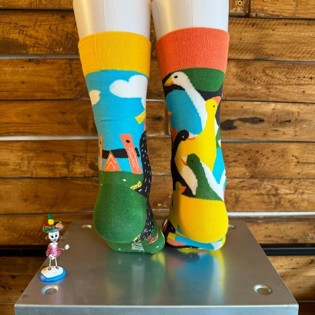 TOPANGA SOCKS Lady's　アシンメトリーアヒルの集会ソックス　靴下　レディース　クルーソックス　色鳥鳥　アヒル　ひよこ　スニーカー　プチギフト