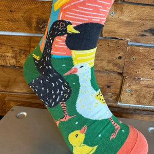 TOPANGA SOCKS Lady's　アシンメトリーアヒルの集会ソックス　靴下　レディース　クルーソックス　色鳥鳥　アヒル　ひよこ　スニーカー　プチギフト