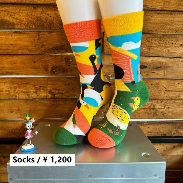 TOPANGA SOCKS Lady's　アシンメトリーアヒルの集会ソックス　靴下　レディース　クルーソックス　色鳥鳥　アヒル　ひよこ　スニーカー　プチギフト