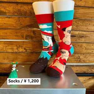 TOPANGA SOCKS Lady's　アシンメトリーお調子者のパグソックス　靴下　レディース　クルーソックス　パグ　犬　ペット　お調子者　ウィンク　プチギフト