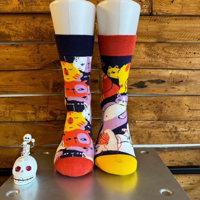 TOPANGA SOCKS Lady's　アシンメトリーふてくされネコソックス　靴下　レディース　クルーソックス　ネコ　ふてくされ　無表情　シュール　プチギフト