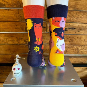 TOPANGA SOCKS Lady's　アシンメトリーふてくされネコソックス　靴下　レディース　クルーソックス　ネコ　ふてくされ　無表情　シュール　プチギフト