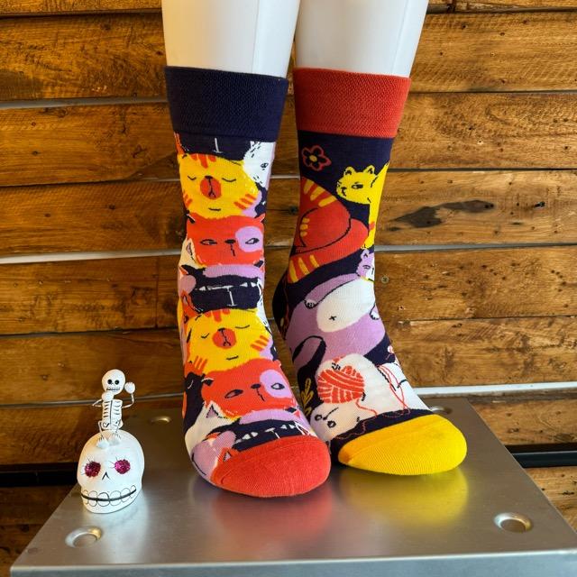 TOPANGA SOCKS Lady's　アシンメトリーふてくされネコソックス　靴下　レディース　クルーソックス　ネコ　ふてくされ　無表情　シュール　プチギフト