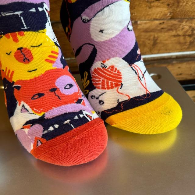 TOPANGA SOCKS Lady's　アシンメトリーふてくされネコソックス　靴下　レディース　クルーソックス　ネコ　ふてくされ　無表情　シュール　プチギフト