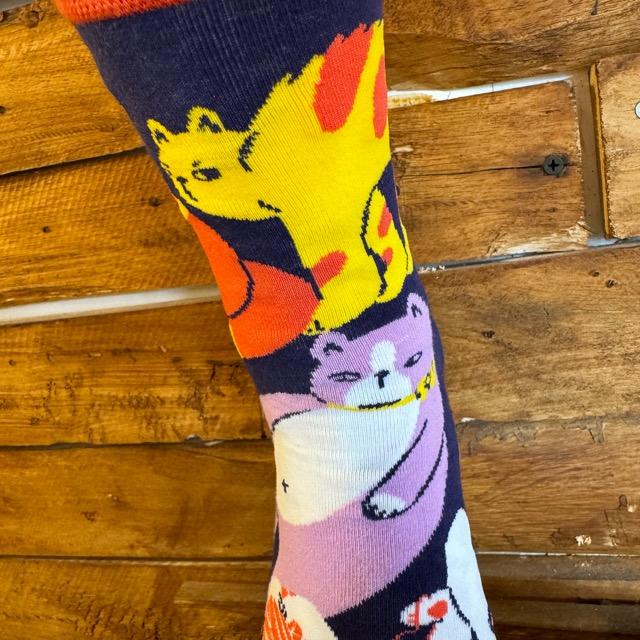 TOPANGA SOCKS Lady's　アシンメトリーふてくされネコソックス　靴下　レディース　クルーソックス　ネコ　ふてくされ　無表情　シュール　プチギフト