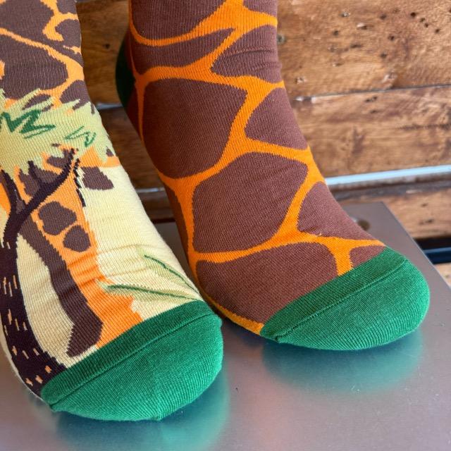 TOPANGA SOCKS Lady's　アシンメトリーキリンソックス　ジラフ　キリン柄　靴下　レディース　クルーソックス　動物　植物　アフリカ　プチギフト