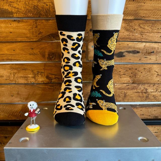 TOPANGA SOCKS Lady's　アシンメトリーヒョウソックス　靴下　レディースソックス　クルーソックス　ヒョウ　ヒョウ柄　ネコ科　アジア　アフリカ　プチギフト