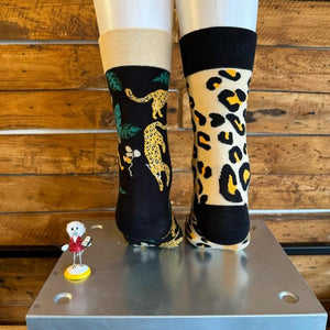 TOPANGA SOCKS Lady's　アシンメトリーヒョウソックス　靴下　レディースソックス　クルーソックス　ヒョウ　ヒョウ柄　ネコ科　アジア　アフリカ　プチギフト