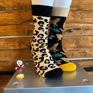 TOPANGA SOCKS Lady's　アシンメトリーヒョウソックス　靴下　レディースソックス　クルーソックス　ヒョウ　ヒョウ柄　ネコ科　アジア　アフリカ　プチギフト