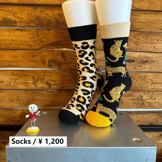 TOPANGA SOCKS Lady's　アシンメトリーヒョウソックス　靴下　レディースソックス　クルーソックス　ヒョウ　ヒョウ柄　ネコ科　アジア　アフリカ　プチギフト