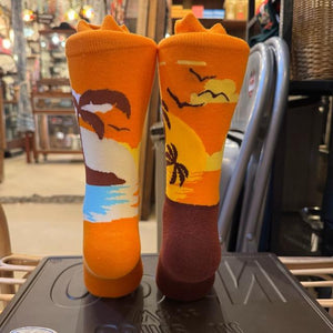 TOPANGA SOCKS Lady's　アシンメトリーソックス　夕日と砂浜　海　サンセット　ヤシの木　スニーカー　足元ファッション　靴下　ユニーク　プチギフト　
