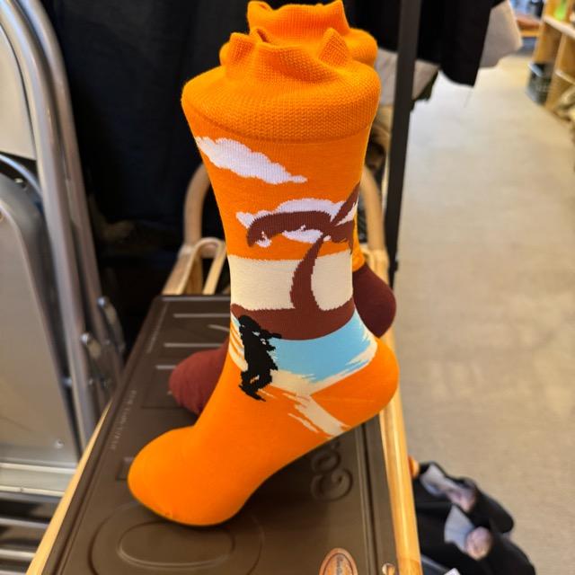 TOPANGA SOCKS Lady's　アシンメトリーソックス　夕日と砂浜　海　サンセット　ヤシの木　スニーカー　足元ファッション　靴下　ユニーク　プチギフト　