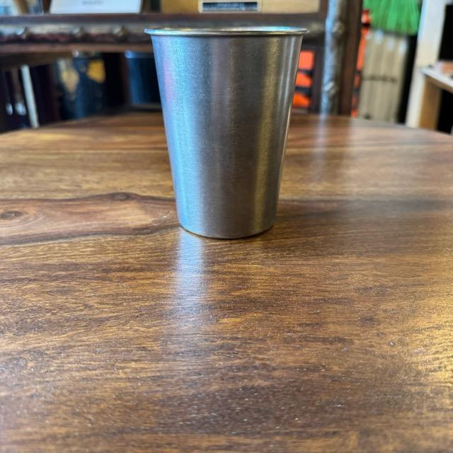 ステンレスビールカップ　シルバー　ステンレス　コップ　軽量　ビール　お酒　アウトドア　キャンプ　食器　鉢受け　シンプル　銀　光沢　保温　使いやすい　