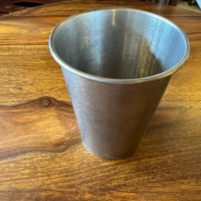 ステンレスビールカップ　シルバー　ステンレス　コップ　軽量　ビール　お酒　アウトドア　キャンプ　食器　鉢受け　シンプル　銀　光沢　保温　使いやすい　