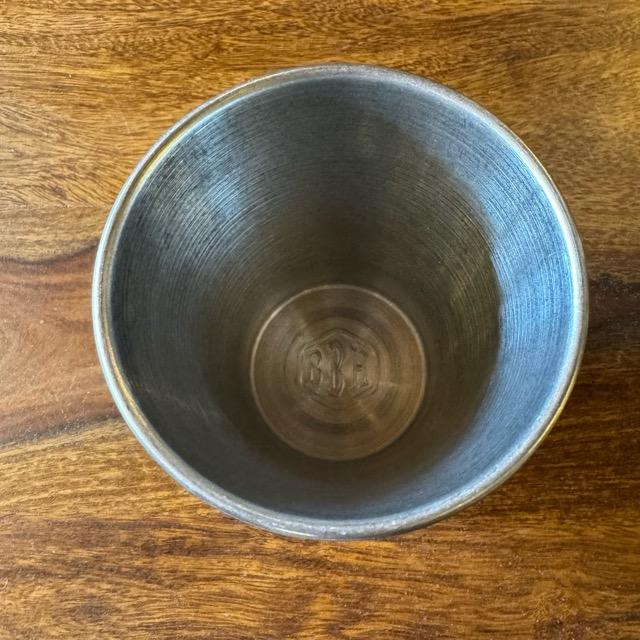 ステンレスビールカップ　シルバー　ステンレス　コップ　軽量　ビール　お酒　アウトドア　キャンプ　食器　鉢受け　シンプル　銀　光沢　保温　使いやすい　