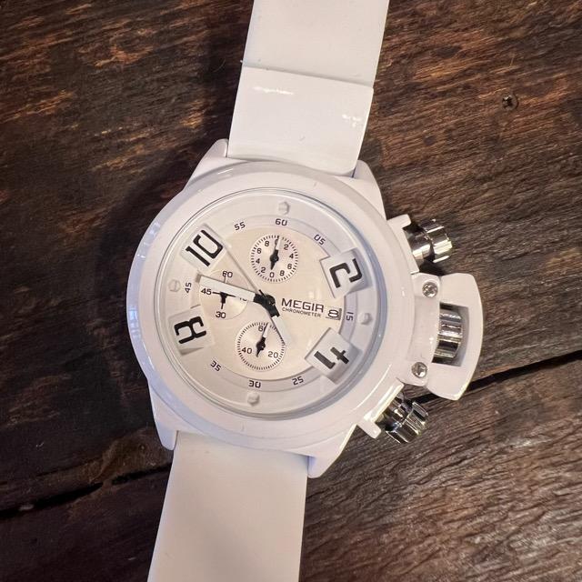 4ダイヤルアウトドアホワイトウォッチ　アクセサリー　ユニセックス　腕時計　アナログ式　ファッション