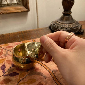 インド　真鍮製のマル香炉　香立て　ブラス　真鍮製　オブジェ　お香　コーン型お香