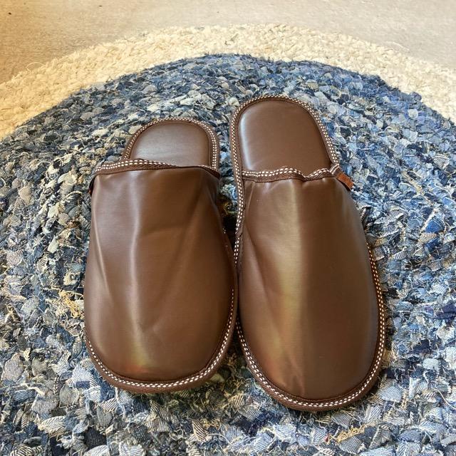 ワンタグレザールームシューズ　全2色　メンズスリッパ　ブラウン　ブラック　室内履き　PU SLIPPERS　dulton