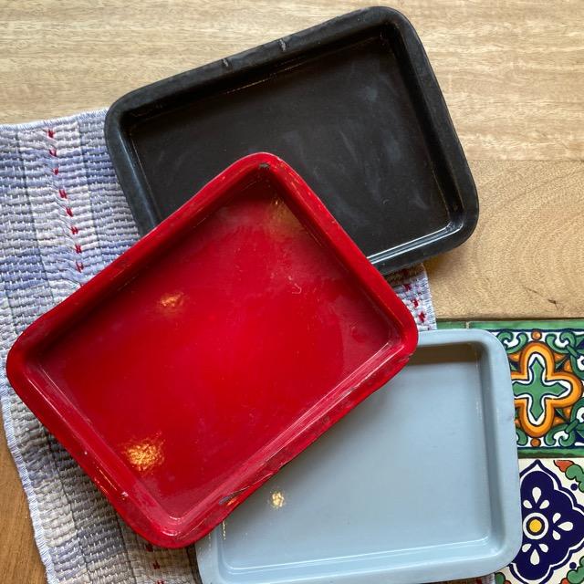 パキスタンホーロー　レクタングルトレー　全3色　グレー　レッド　ブラック　琺瑯　食器　アウトドア　キャンプ　トレイ　お盆　ランチマット　角皿