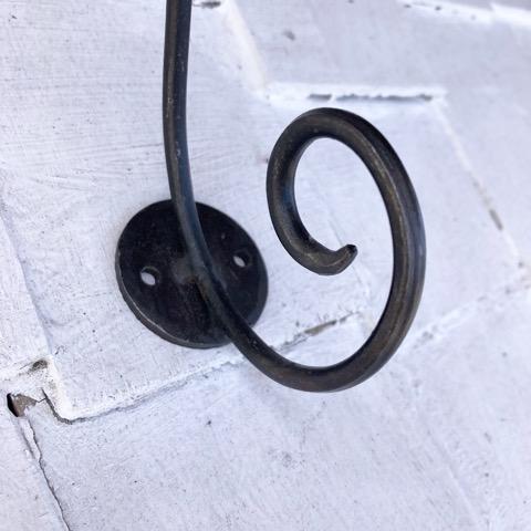 インド　手打ちの黒鉄　ぐるぐるフック　M　DIY　収納　ハンギング　鉄物　壁掛け　ポールフック　アイアンフック　
