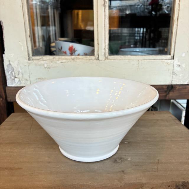 ルーマニア　中部トランシルバニア地方　白釉のボウルM　20cm　大鉢　中鉢　麺鉢　ディナープレート　和食　洋食　中華　アジア料理　肉料理　魚料理