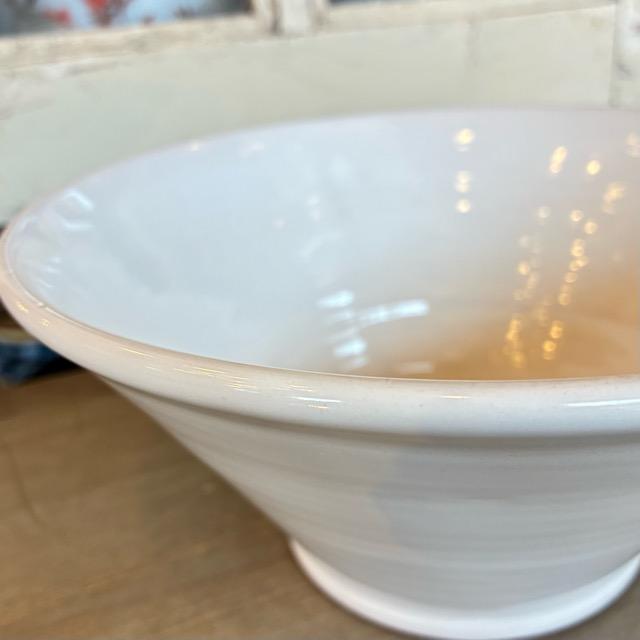 ルーマニア　中部トランシルバニア地方　白釉のボウルM　20cm　大鉢　中鉢　麺鉢　ディナープレート　和食　洋食　中華　アジア料理　肉料理　魚料理
