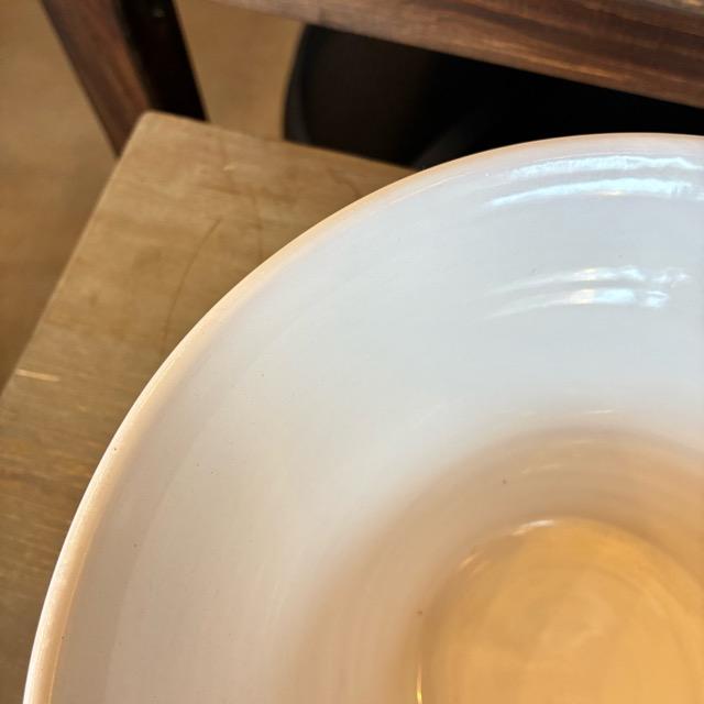 ルーマニア　中部トランシルバニア地方　白釉のボウルM　20cm　大鉢　中鉢　麺鉢　ディナープレート　和食　洋食　中華　アジア料理　肉料理　魚料理