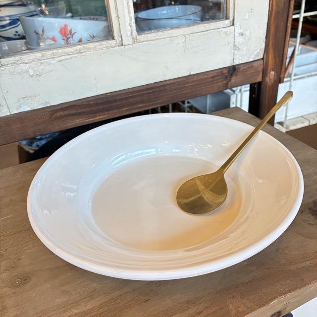 ルーマニア　中部トランシルバニア地方　白釉のプレートM　26cm　平皿　大皿　ディナープレート　和食　洋食　中華　アジア料理　肉料理　魚料理