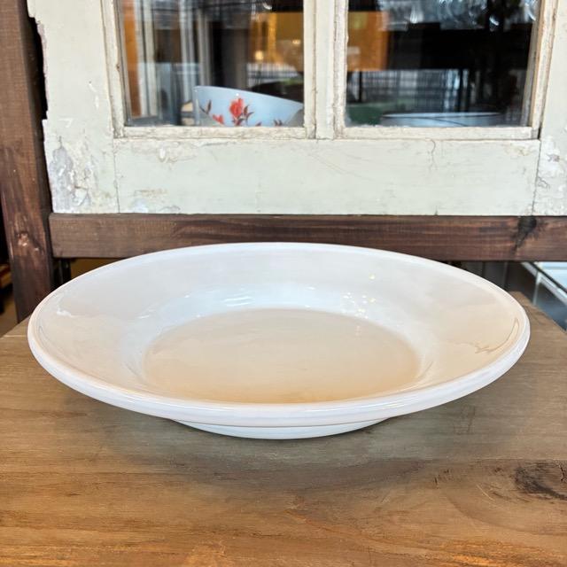 ルーマニア　中部トランシルバニア地方　白釉のプレートM　26cm　平皿　大皿　ディナープレート　和食　洋食　中華　アジア料理　肉料理　魚料理