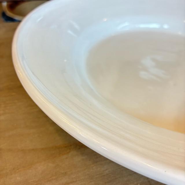 ルーマニア　中部トランシルバニア地方　白釉のプレートM　26cm　平皿　大皿　ディナープレート　和食　洋食　中華　アジア料理　肉料理　魚料理