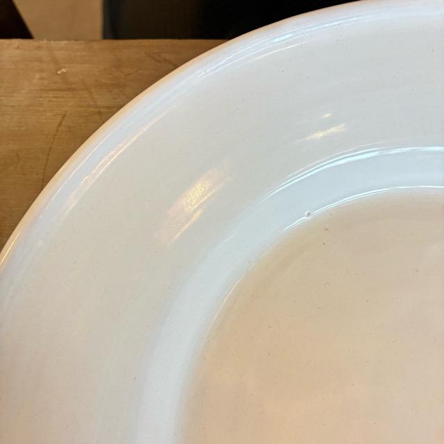ルーマニア　中部トランシルバニア地方　白釉のプレートM　26cm　平皿　大皿　ディナープレート　和食　洋食　中華　アジア料理　肉料理　魚料理