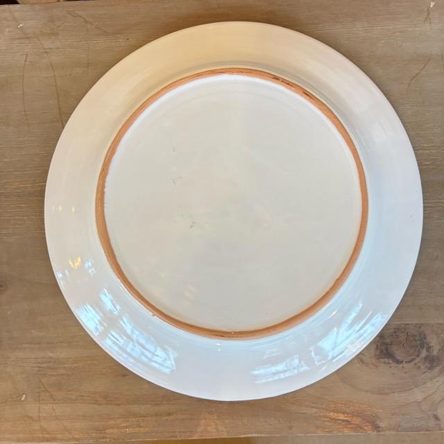 ルーマニア　中部トランシルバニア地方　白釉のプレートM　26cm　平皿　大皿　ディナープレート　和食　洋食　中華　アジア料理　肉料理　魚料理