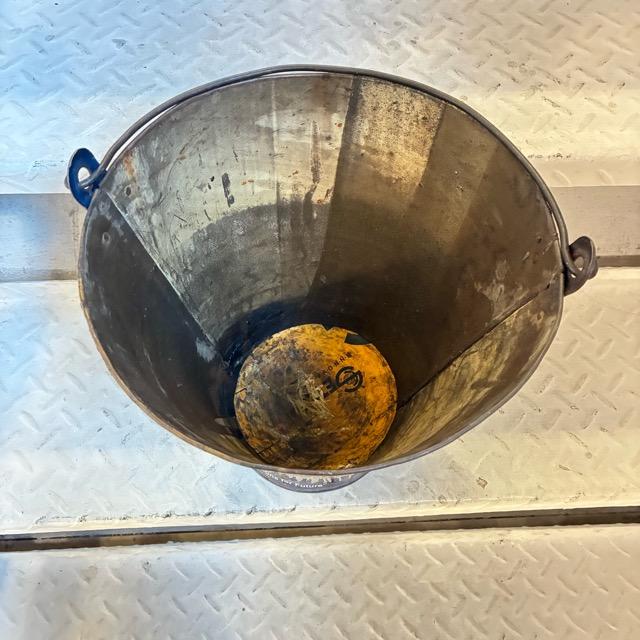 インド　リサイクルアイアンバスケット　L　RECYCLED BUCKET　アイアン製バケツ　ガーデニング　ゴミ箱　鉢カバー　アソート　プランターカバー　