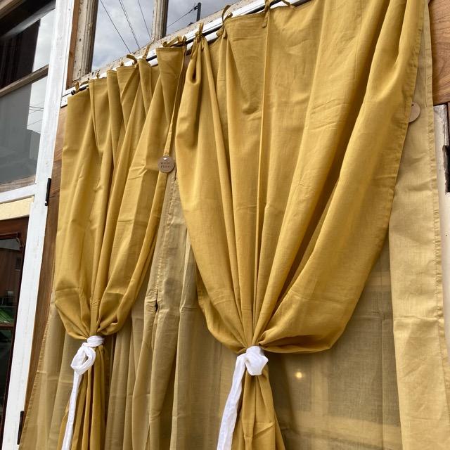 インド　コットンボイルダブルカーテン　マスタード　100×130cm　腰高窓カーテン　レースカーテン
