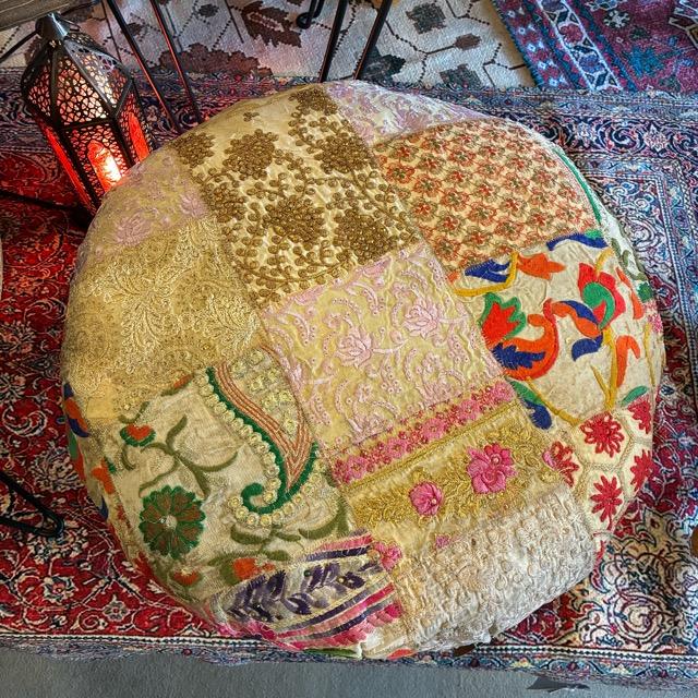 インド　ザリパッチワークスツール　ホワイト　A　家具　椅子　カンバディア　チェア　ザリ刺繍　オットマン　ソファ　クッション　ヴィンテージサリー