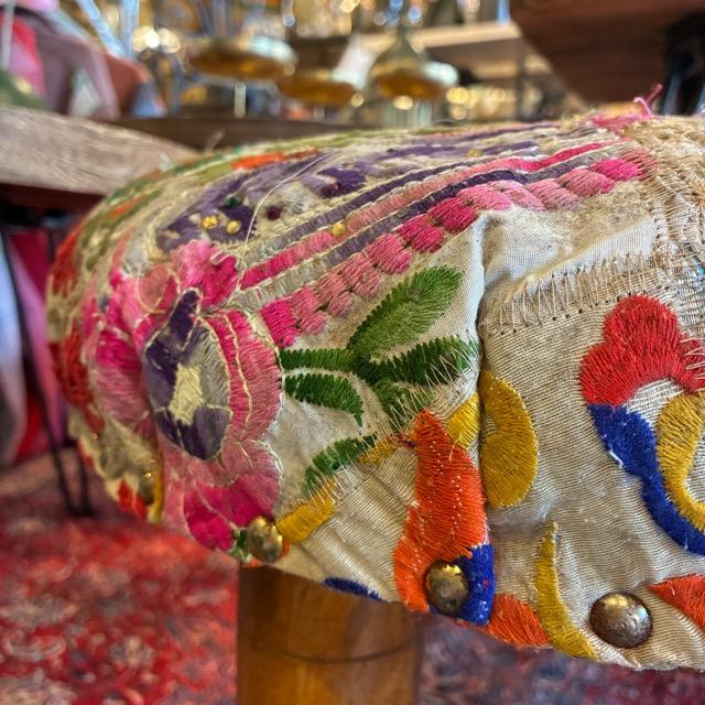 インド　ザリパッチワークスツール　ホワイト　A　家具　椅子　カンバディア　チェア　ザリ刺繍　オットマン　ソファ　クッション　ヴィンテージサリー