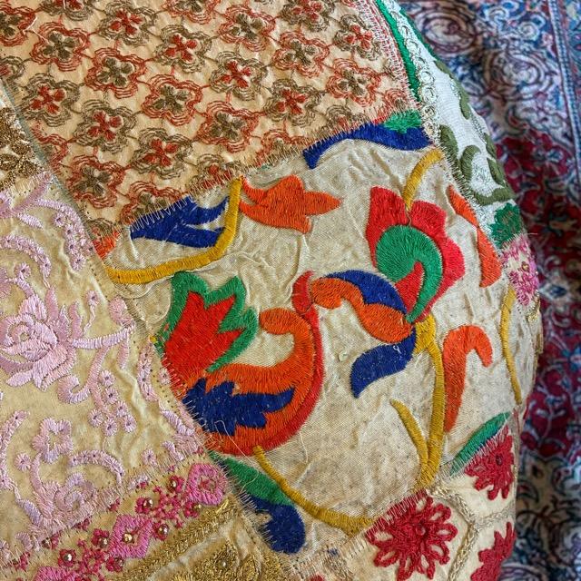 インド　ザリパッチワークスツール　ホワイト　A　家具　椅子　カンバディア　チェア　ザリ刺繍　オットマン　ソファ　クッション　ヴィンテージサリー