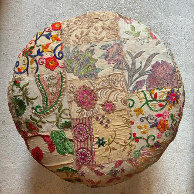 インド　ザリパッチワークスツール　ホワイト　B　家具　椅子　カンバディア　チェア　ザリ刺繍　オットマン　ソファ　クッション　ヴィンテージサリー