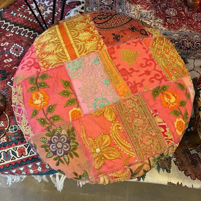 インド　ザリパッチワークスツール　ピンク　B　家具　椅子　カンバディア　チェア　ザリ刺繍　オットマン　ソファ　クッション　ヴィンテージサリー