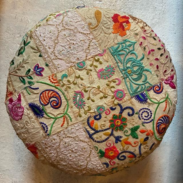 インド　ザリパッチワークスツール　ホワイト　D　家具　椅子　カンバディア　チェア　ザリ刺繍　オットマン　ソファ　クッション　ヴィンテージサリー