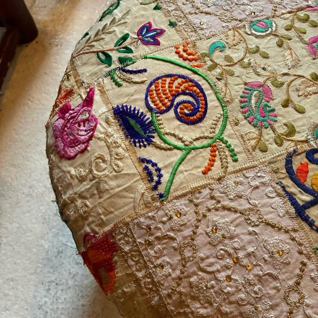 インド　ザリパッチワークスツール　ホワイト　D　家具　椅子　カンバディア　チェア　ザリ刺繍　オットマン　ソファ　クッション　ヴィンテージサリー